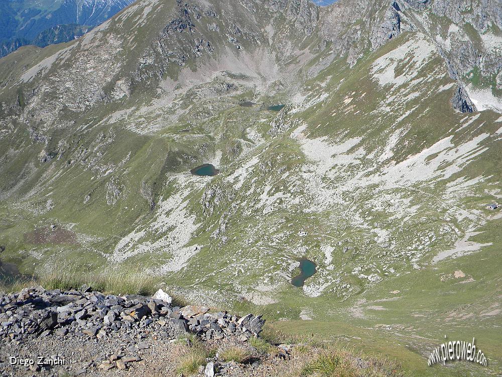 6-dalla vetta verso i laghi.jpg